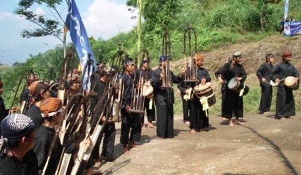 Angklung Buncis, Ritual Penghormatan Pada Nyai Sri Pohaci - Metrum