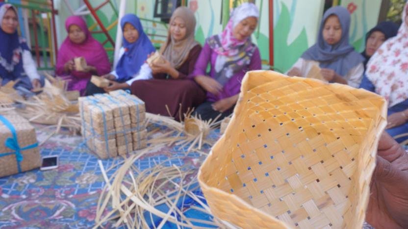 Bayar Sekolah Pake Anyaman Opini id Bayar Sekolah Pake Anyaman Opini id
