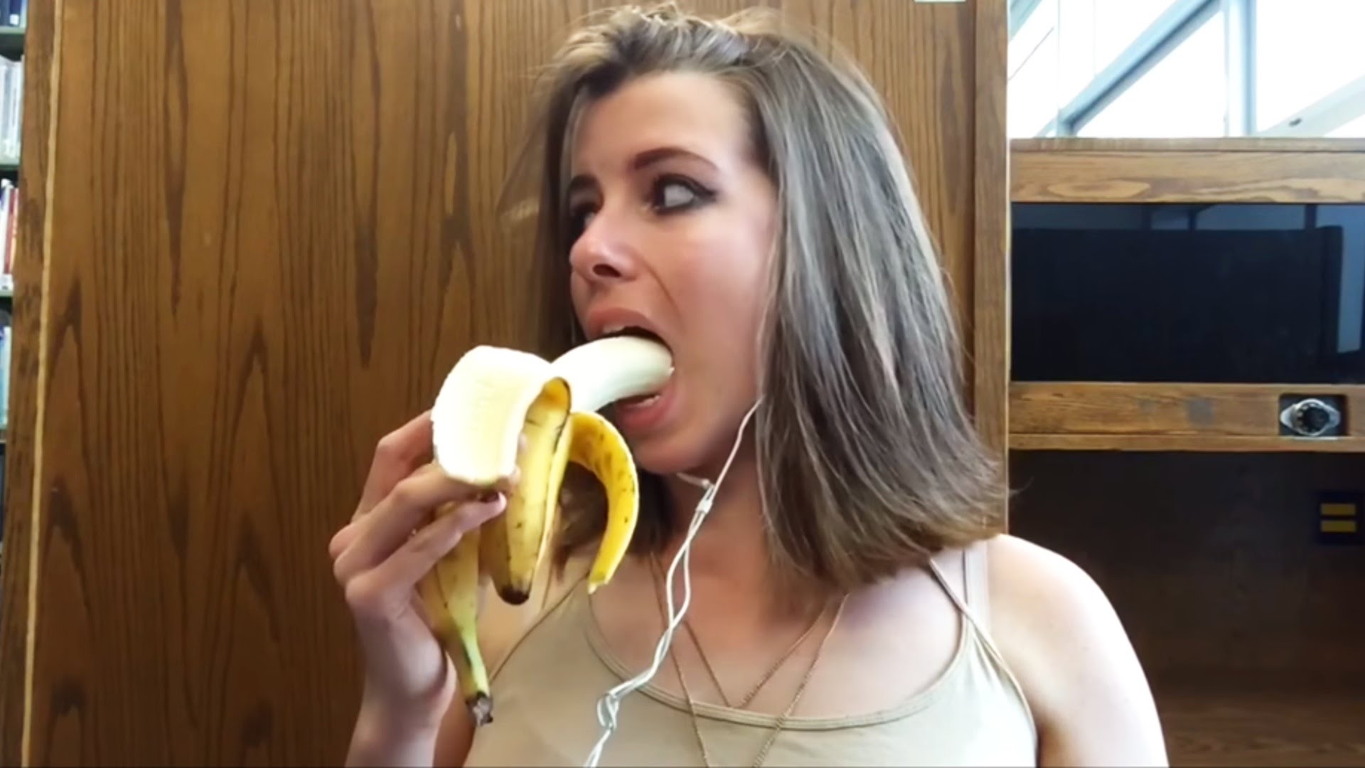 Горловой от молодой. Девушка с бананом. Блондинка с бананом. Девушка ест банан. Девушка с бананом во рту.